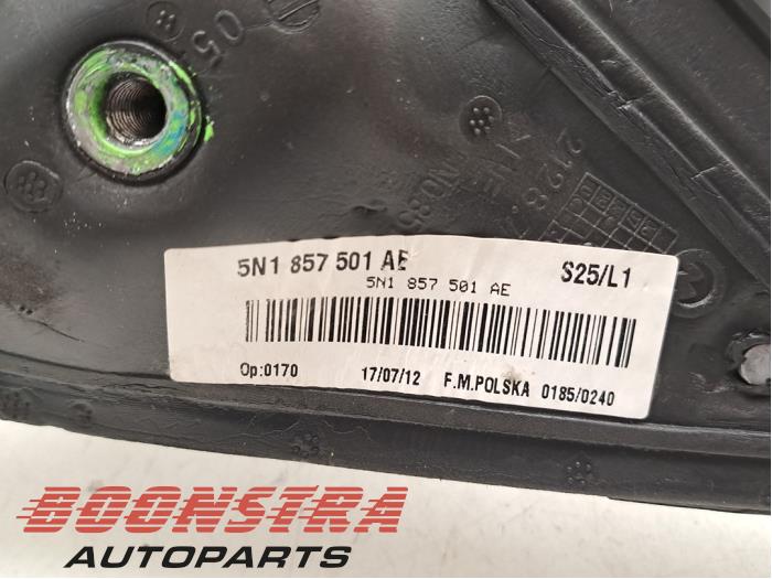 Skärmspegel, vänster från en Volkswagen Tiguan (5N1/2) 1.4 TSI 16V 4Motion 2013