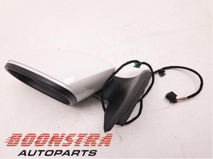 Skärmspegel, vänster från en Volkswagen Tiguan (5N1/2) 1.4 TSI 16V 4Motion 2013