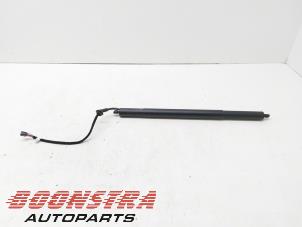 Begagnade Gasfjäder, höger bak Lamborghini Urus 4.0 V8 Pris € 249,95 Marginaltabell erbjuds av Boonstra Autoparts