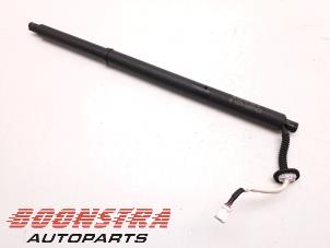 Gebruikte Kofferdekseldemper rechts-achter Mazda CX-30 (DM) 2.0 e-SkyActiv-X 181 M Hybrid 16V Prijs € 124,95 Margeregeling aangeboden door Boonstra Autoparts