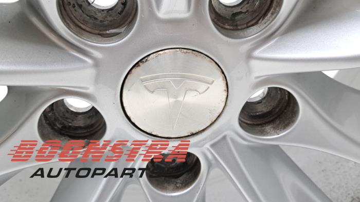 Hjul från en Tesla Model S 70 2016