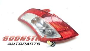 Begagnade Baklykta, vänster Suzuki Swift (ZA/ZC/ZD) 1.2 16V Pris € 69,95 Marginaltabell erbjuds av Boonstra Autoparts