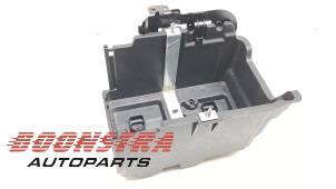 Begagnade Batterilåda Ford B-Max (JK8) 1.0 EcoBoost 12V 100 Pris € 24,95 Marginaltabell erbjuds av Boonstra Autoparts