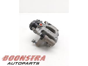 Gebruikte Remklauw (Tang) links-achter Opel Corsa F (UB/UH/UP) 1.2 Turbo 12V 100 Prijs € 44,95 Margeregeling aangeboden door Boonstra Autoparts