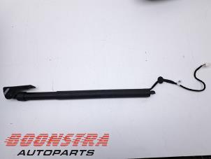 Używane Amortyzator gazowy lewy tyl Peugeot 3008 II (M4/MC/MJ/MR) 1.6 16V Hybrid Cena € 64,95 Procedura marży oferowane przez Boonstra Autoparts