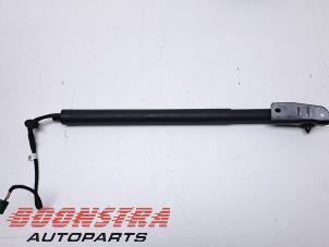 Begagnade Gasfjäder, höger bak Peugeot 3008 II (M4/MC/MJ/MR) 1.6 16V Hybrid Pris € 77,95 Marginaltabell erbjuds av Boonstra Autoparts