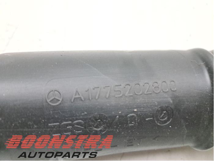 Laddluftkylarrör från en Mercedes-Benz A (177.0) 1.3 A-250 e Turbo 16V 2023