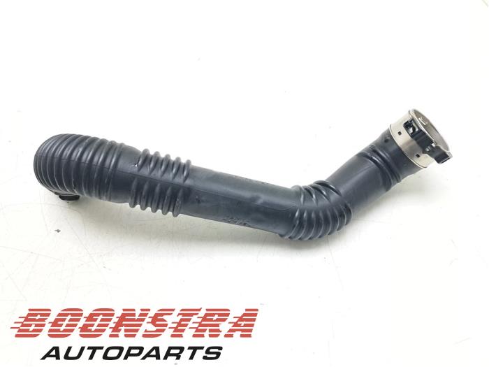 Laddluftkylarrör från en Mercedes-Benz A (177.0) 1.3 A-250 e Turbo 16V 2023