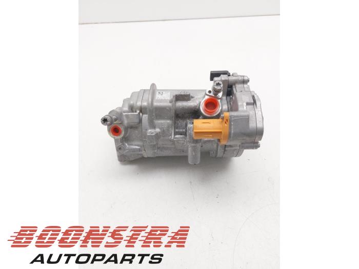 Kompressor från en Mercedes-Benz A (177.0) 1.3 A-250 e Turbo 16V 2023