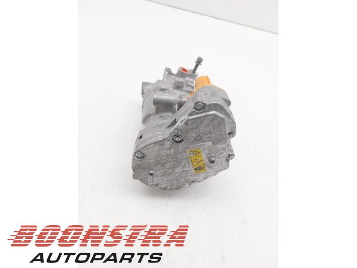 Kompressor från en Mercedes-Benz A (177.0) 1.3 A-250 e Turbo 16V 2023