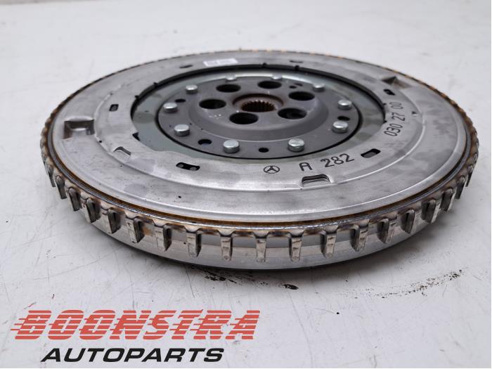 Svänghjul från en Mercedes-Benz A (177.0) 1.3 A-250 e Turbo 16V 2023