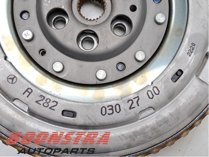 Svänghjul från en Mercedes-Benz A (177.0) 1.3 A-250 e Turbo 16V 2023