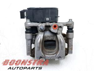 Gebruikte Remklauw (Tang) links-achter Mercedes A (177.0) 1.3 A-250 e Turbo 16V Prijs € 79,95 Margeregeling aangeboden door Boonstra Autoparts