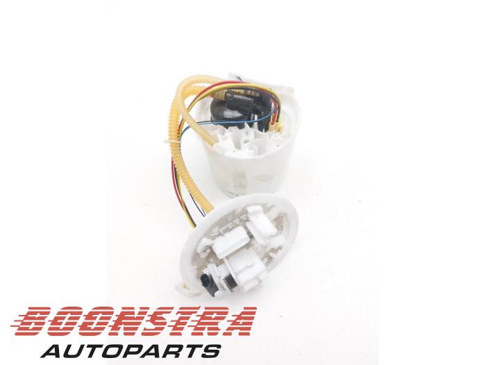 Elektrisk bränslepump från en Mercedes-Benz A (177.0) 1.3 A-250 e Turbo 16V 2023