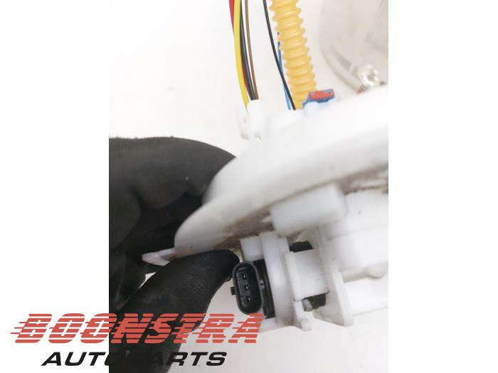 Elektrisk bränslepump från en Mercedes-Benz A (177.0) 1.3 A-250 e Turbo 16V 2023