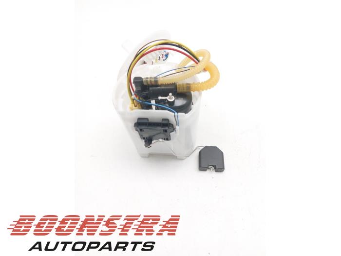 Elektrisk bränslepump från en Mercedes-Benz A (177.0) 1.3 A-250 e Turbo 16V 2023