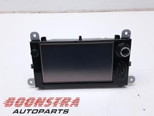 Gebruikte Navigatie Display Renault Clio IV (5R) 0.9 Energy TCE 90 12V Prijs € 192,95 Margeregeling aangeboden door Boonstra Autoparts