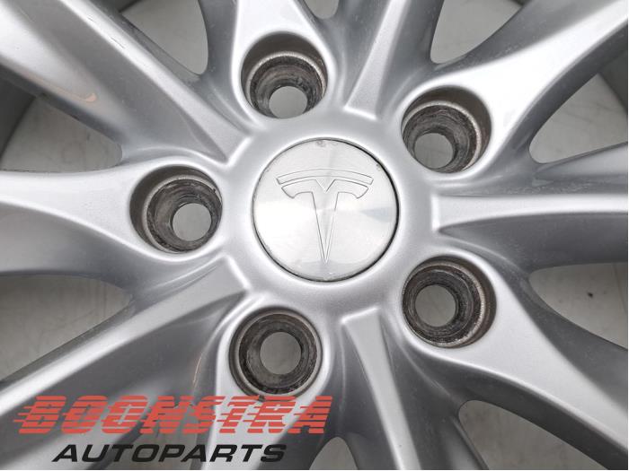 Hjul från en Tesla Model S 90D 2016