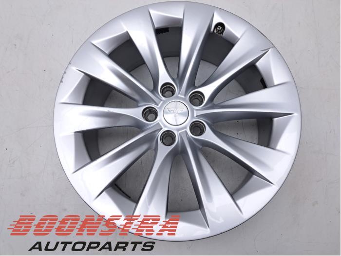 Hjul från en Tesla Model S 90D 2016