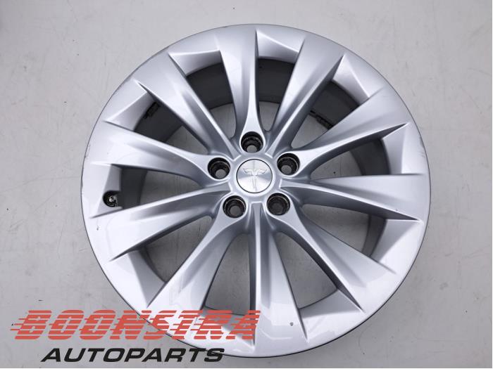 Hjul från en Tesla Model S 90D 2016