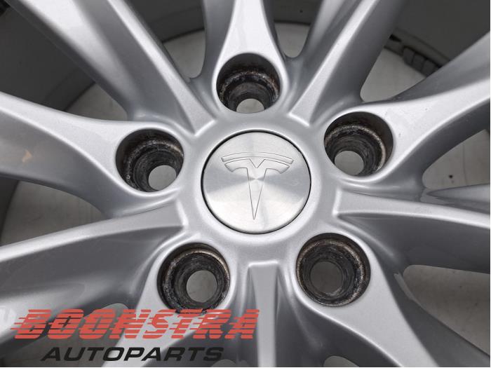 Hjul från en Tesla Model S 90D 2016
