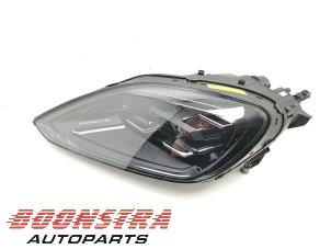 Begagnade Strålkastare, vänster Porsche Cayenne III (9YA) 3.0 V6 24V Turbo E-Hybrid Pris € 849,95 Marginaltabell erbjuds av Boonstra Autoparts
