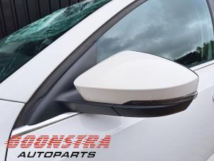 Gebruikte Buitenspiegel links Skoda Octavia (5EAA) 1.6 TDI GreenTec 16V Prijs € 169,00 Margeregeling aangeboden door Boonstra Autoparts