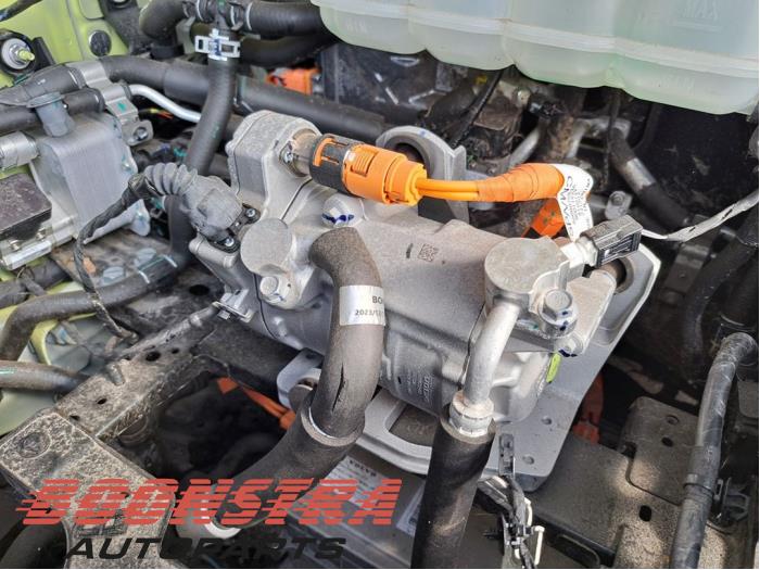 Luftkonditioneringspump från en Volvo EX30 Single Motor Extended Range 69 kWh 2024