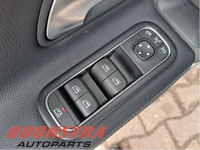 Skärmspegel, vänster från en Mercedes-Benz A Limousine (177.1) 1.3 A-180 Turbo Mild Hybrid 2024