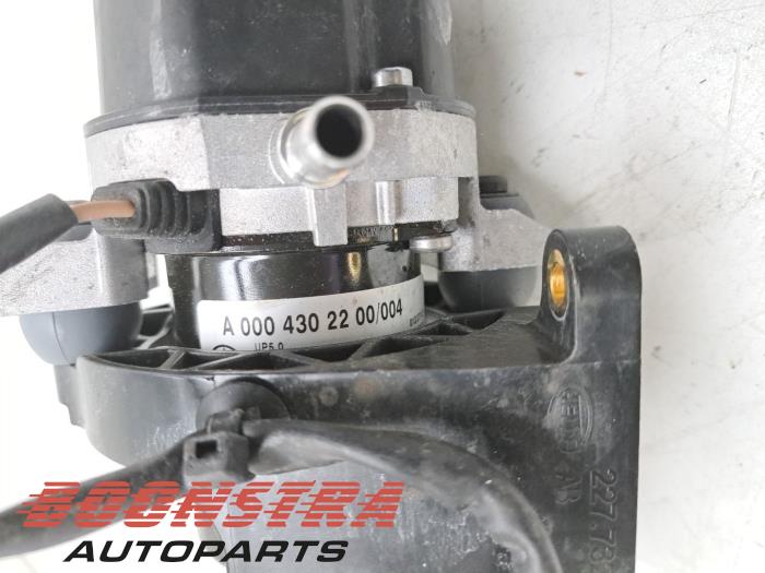 Vakuumpump, bromsservo från en Mercedes-Benz EQC (N293) 400 4-Matic 2021