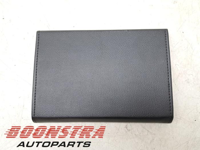 Instruktionsbok från en Volvo XC90 II 2.0 D5 16V AWD 2015