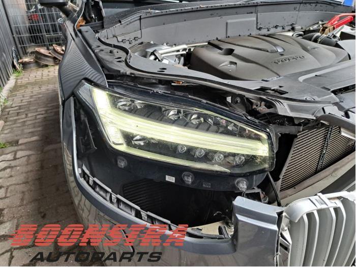 Strålkastare, höger från en Volvo XC90 II 2.0 D5 16V AWD 2015