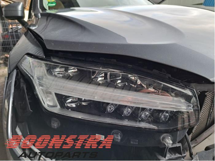 Strålkastare, höger från en Volvo XC90 II 2.0 D5 16V AWD 2015