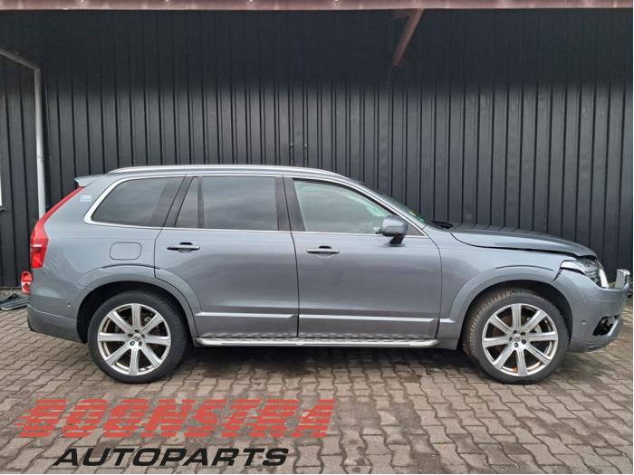 Framskärm, höger från en Volvo XC90 II 2.0 D5 16V AWD 2015
