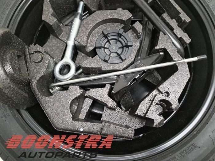 Utrymmesbesparande reservhjul från en Volvo XC90 II 2.0 D5 16V AWD 2015