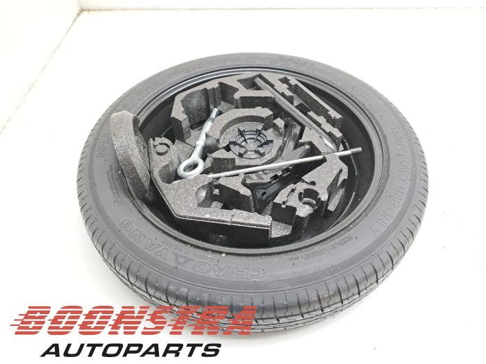 Utrymmesbesparande reservhjul från en Volvo XC90 II 2.0 D5 16V AWD 2015