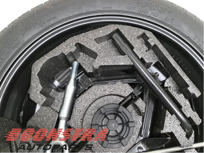 Utrymmesbesparande reservhjul från en Volvo XC90 II 2.0 D5 16V AWD 2015