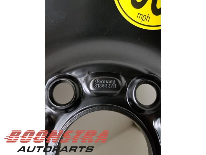 Utrymmesbesparande reservhjul från en Volvo XC90 II 2.0 D5 16V AWD 2015