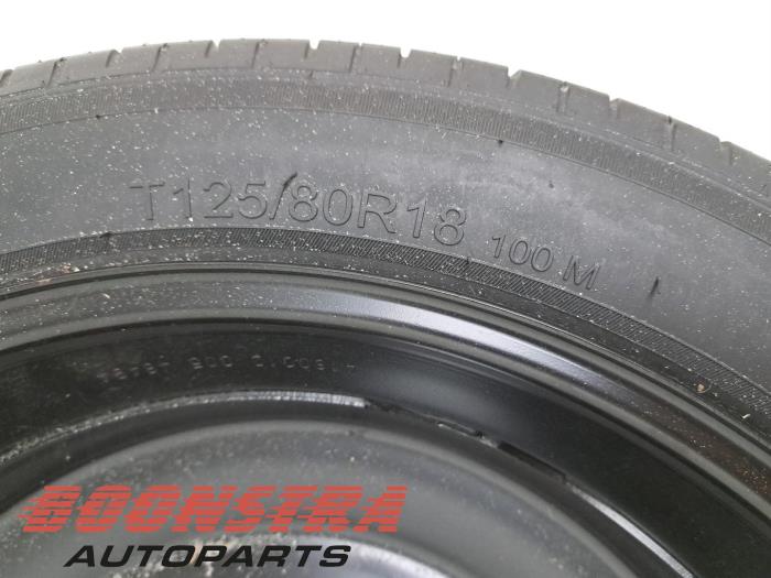 Utrymmesbesparande reservhjul från en Volvo XC90 II 2.0 D5 16V AWD 2015