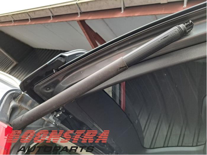 Gasfjäder, vänster bak från en Volvo XC90 II 2.0 D5 16V AWD 2015