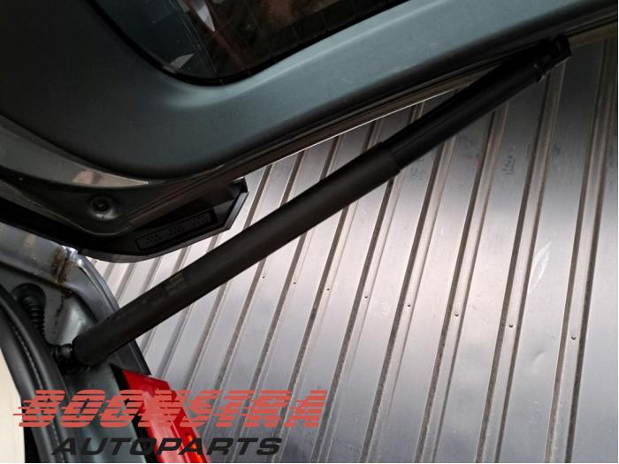 Gasfjäder, höger bak från en Volvo XC90 II 2.0 D5 16V AWD 2015