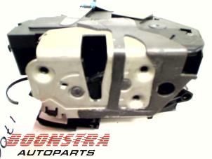 Używane Mechanizm blokady drzwi prawych przednich wersja 4-drzwiowa Ford C-Max (DXA) 1.5 TDCi 120 16V Cena € 29,95 Procedura marży oferowane przez Boonstra Autoparts