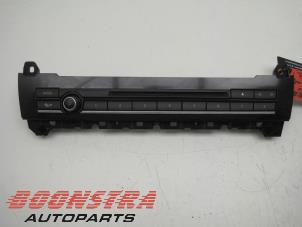 Gebruikte Radiobedienings paneel BMW 5 serie (F10) 530d 24V Prijs € 37,95 Margeregeling aangeboden door Boonstra Autoparts