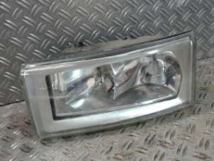 Begagnade Strålkastare, vänster Iveco New Daily III 35C13V,S13V Pris € 52,50 Marginaltabell erbjuds av Autosloperij Pieper BV