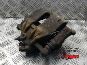 Używane Zacisk hamulcowy lewy przód Nissan Micra (K12) 1.4 16V Cena € 36,75 Procedura marży oferowane przez Autosloperij Pieper BV