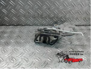 Używane Mechanizm blokady drzwi prawych przednich wersja 4-drzwiowa Daihatsu YRV (M2) Cena na żądanie oferowane przez Autosloperij Pieper BV