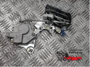 Używane Mechanizm blokady drzwi prawych przednich wersja 4-drzwiowa Daihatsu YRV (M2) Cena € 36,75 Procedura marży oferowane przez Autosloperij Pieper BV