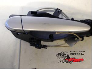 Gebruikte Portiergreep 4Deurs rechts-achter BMW 3 serie (E90) 330Xd 24V Prijs € 73,50 Margeregeling aangeboden door Autosloperij Pieper BV