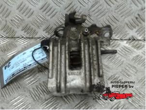 Gebruikte Remklauw (Tang) rechts-achter Volkswagen Passat Variant (3B5) 2.3 VR5 Prijs € 36,75 Margeregeling aangeboden door Autosloperij Pieper BV