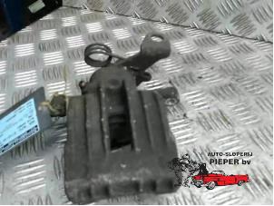 Używane Zacisk hamulcowy prawy tyl Alfa Romeo 156 (932) 1.8 Twin Spark 16V Cena € 52,50 Procedura marży oferowane przez Autosloperij Pieper BV